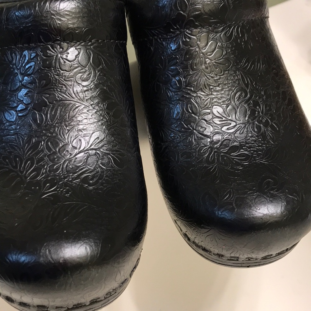 1 pair of  women’s shoes. Worn 3-4 times. NWOT